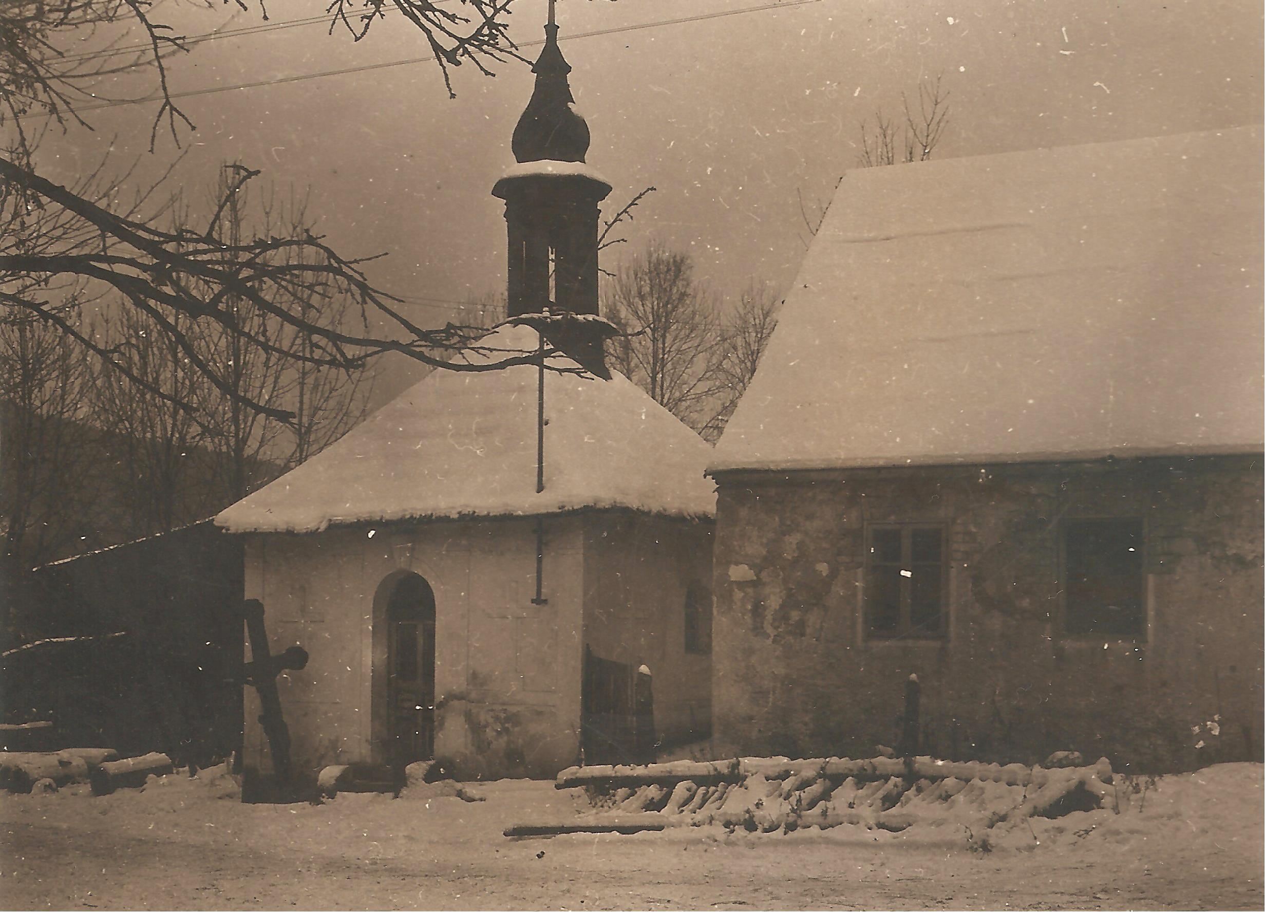 001.Kaplička a školka 1953