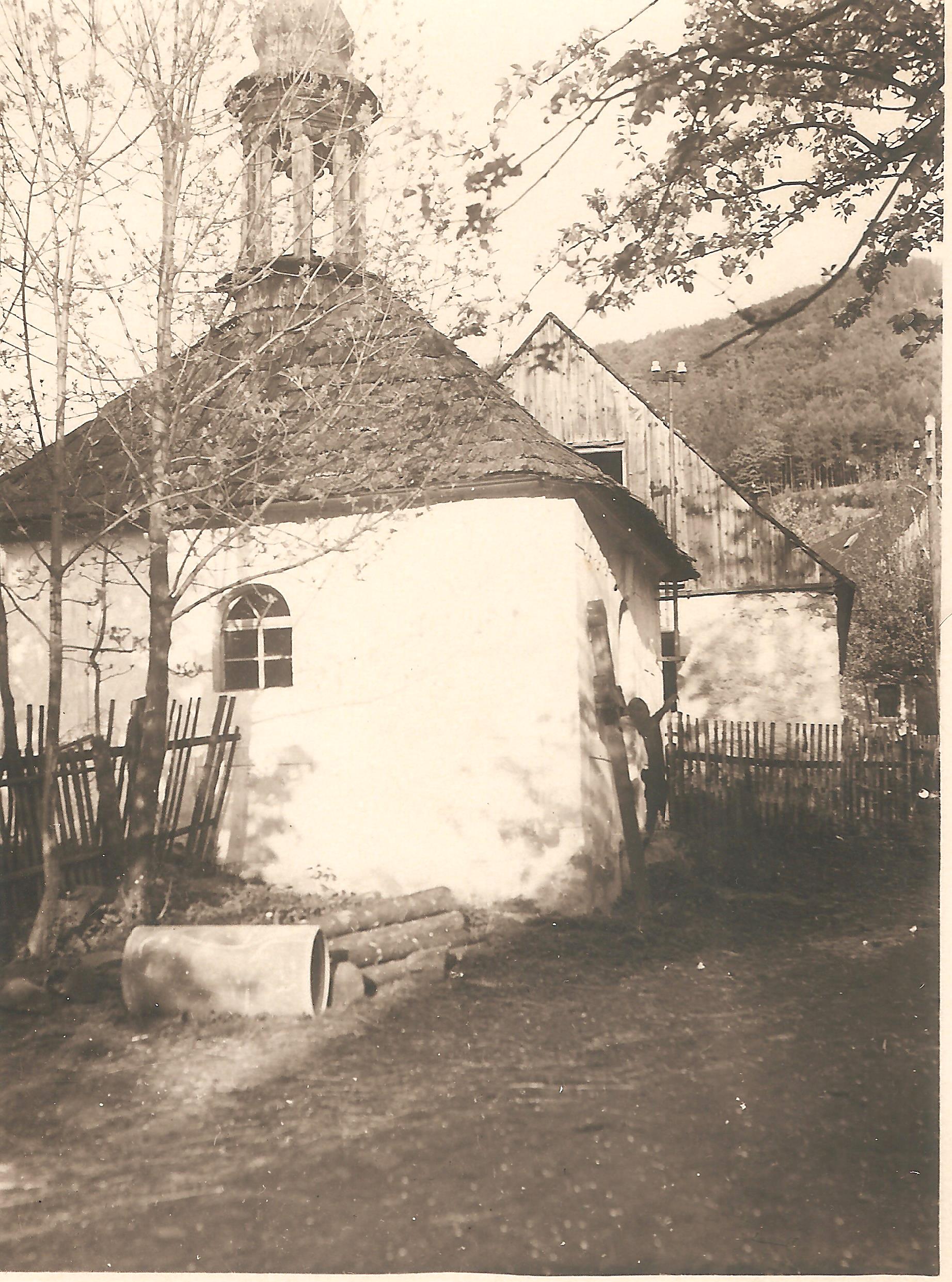 004. Kaplička a školka 1954