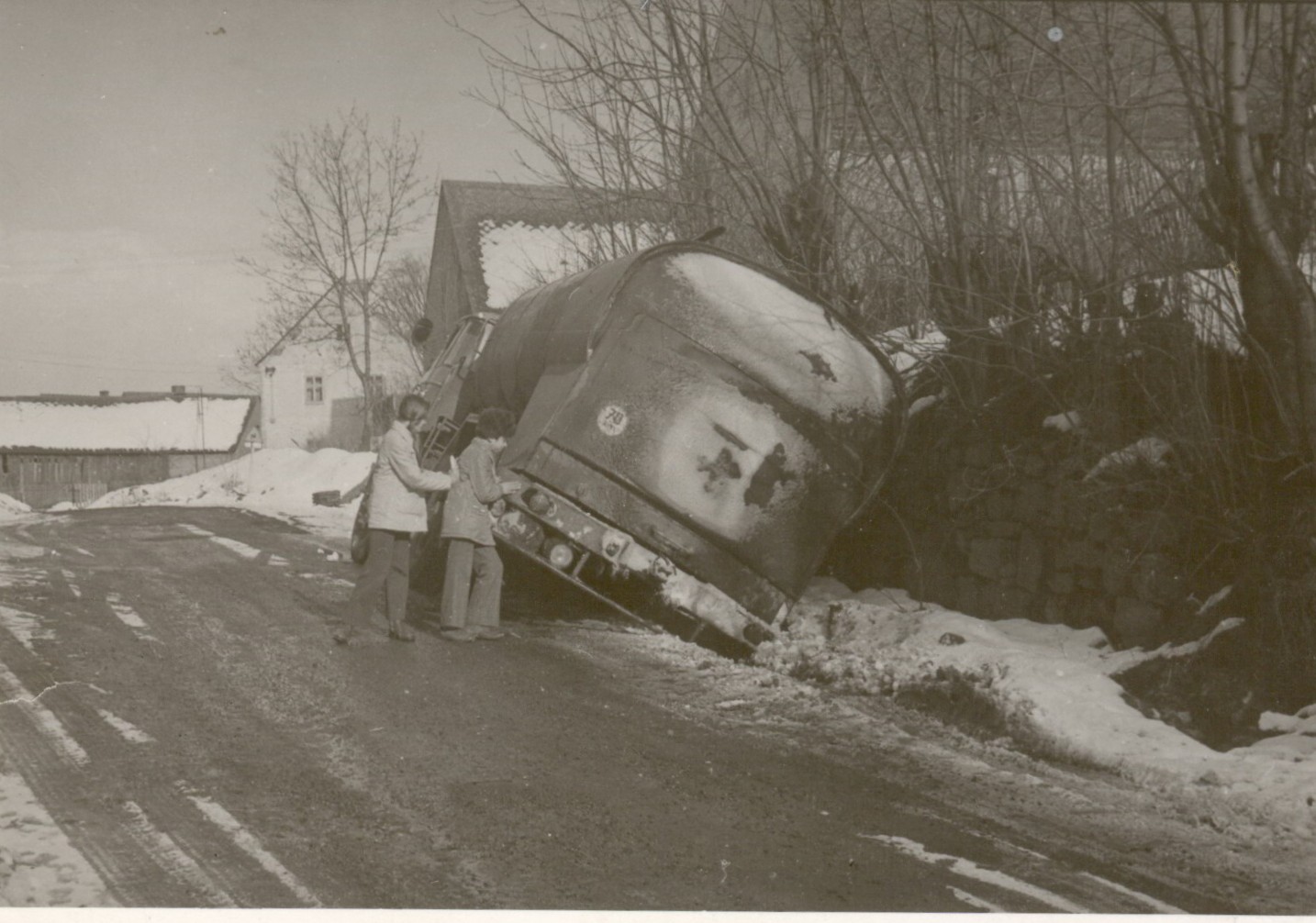 45.v zimě 1978 po výkopu vodovodu zapadý mlékárenský vůz.jpg